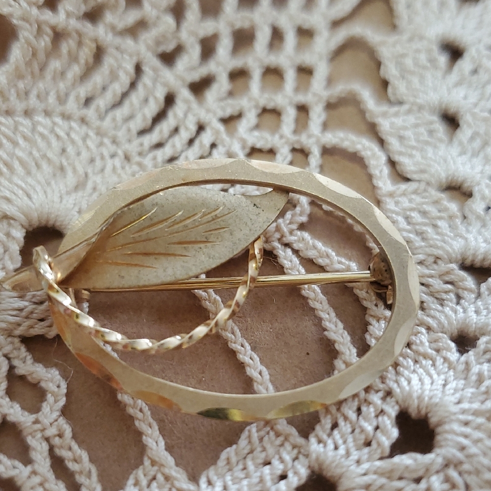 Elegant Gold Leaf Brooch